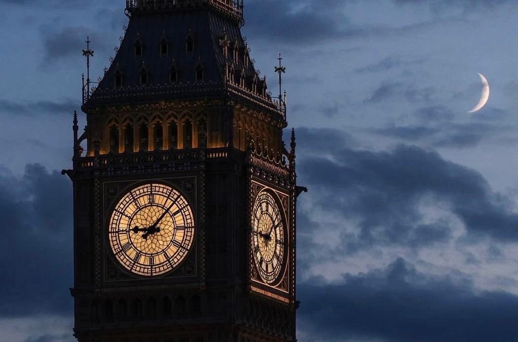 UK clocks go back to GMT