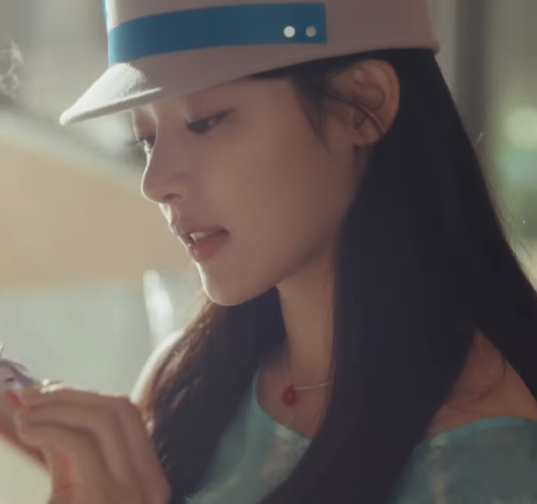 Minji returns to ADOR after NewJeans video (photo 1 of 2)