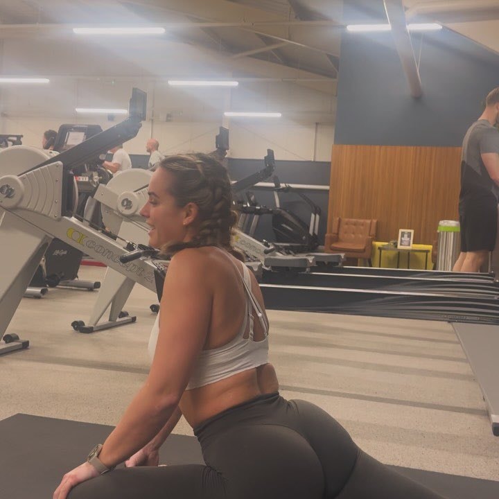 Georgia May Foote mirror selfie (photo 4 of 4)