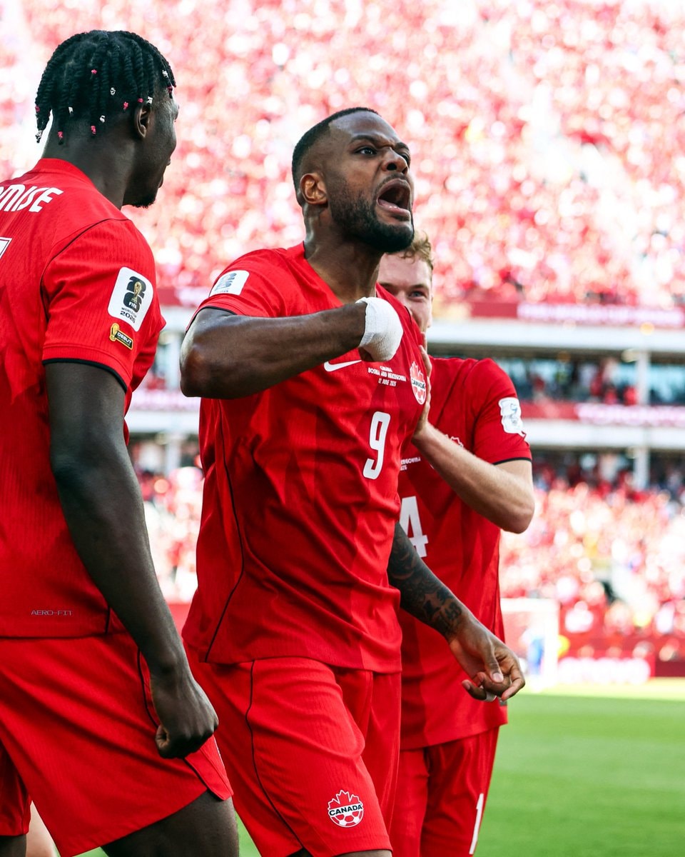Cyle Larin Ronaldo call (photo 1 of 2)