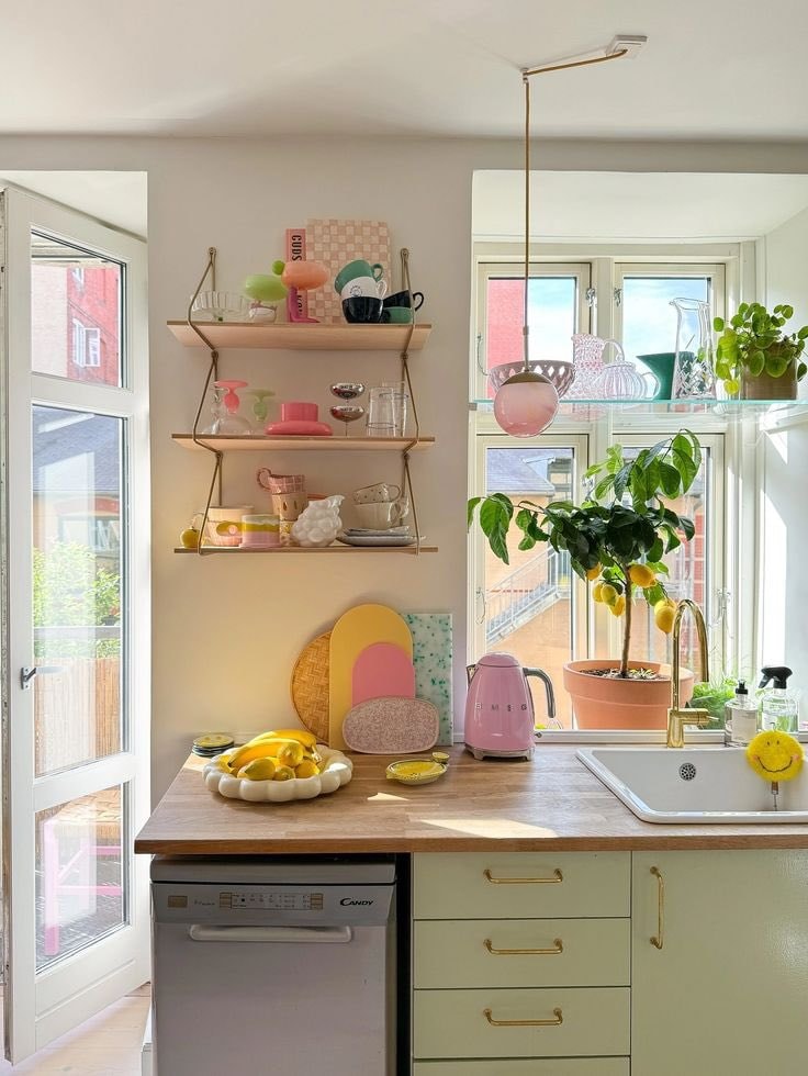 Pastel coloured kitchens (photo 4 of 4)