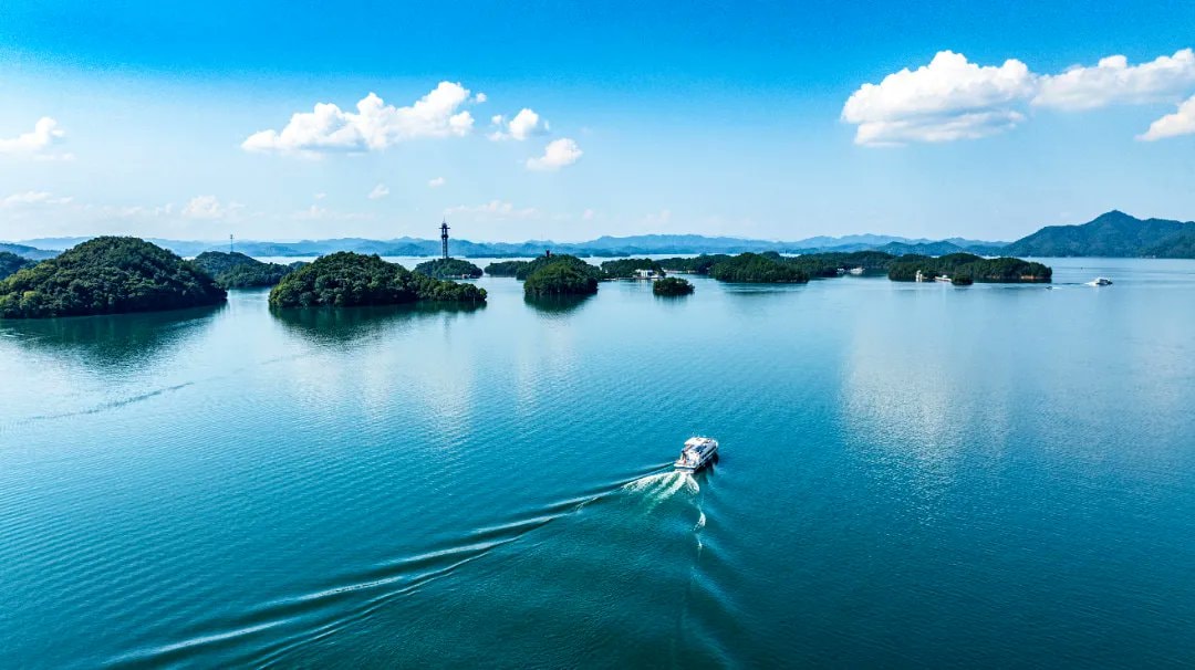 Jiangxi lakes and mountains
