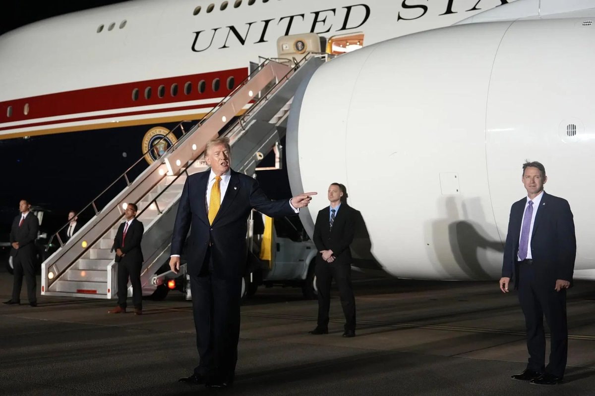 Trump Ankara plane switch and catering truck (photo 1 of 3)