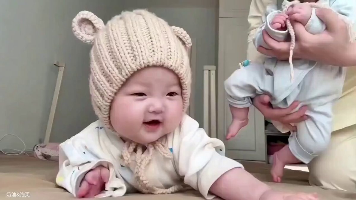 Sweet babies holding hands ❤️