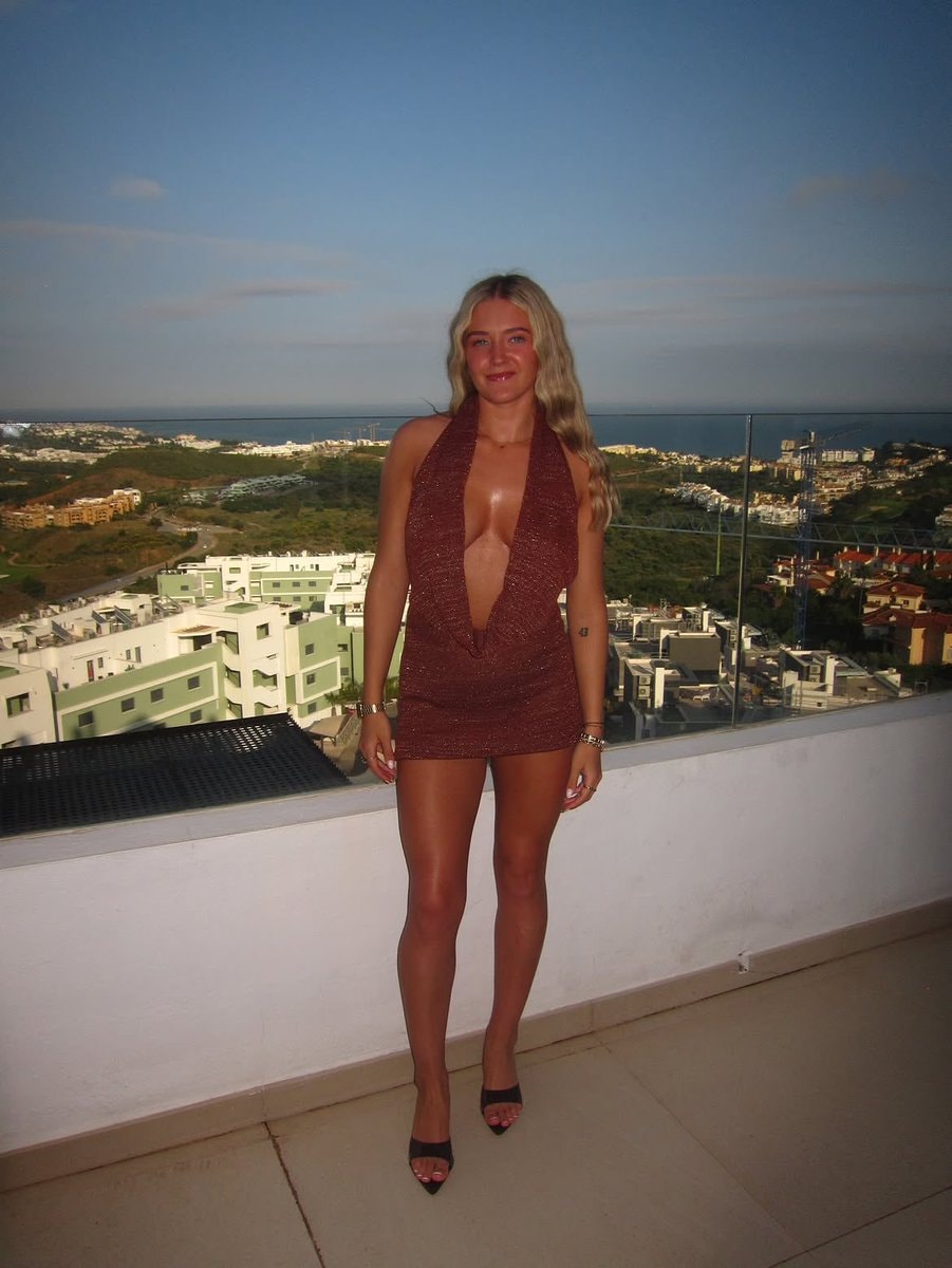 Phoebe Hollin in black swimsuit (photo 2 of 4)