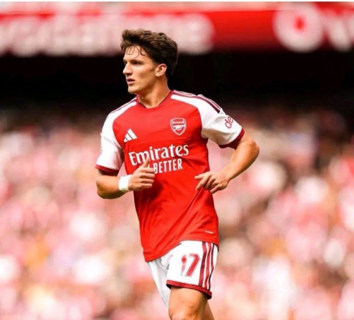 Tzolis Arsenal jersey running