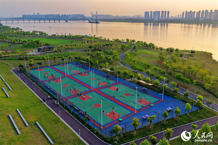Residents enjoying spring at Xianghu Riverside Park (photo 4 of 4)