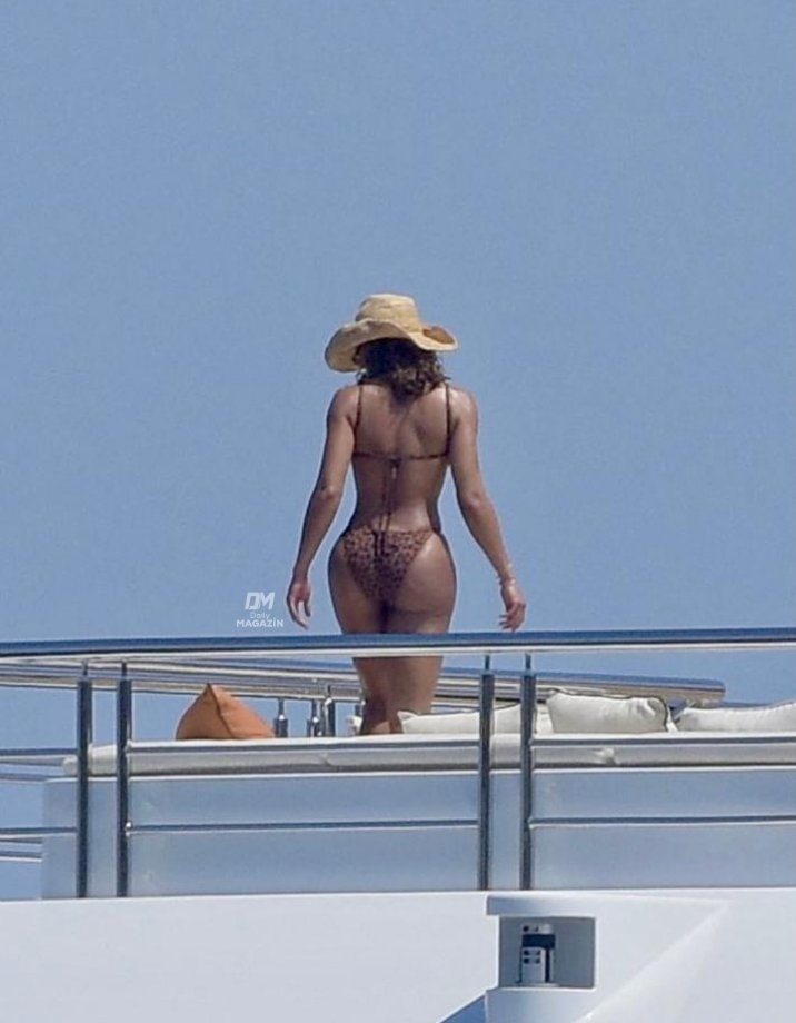 Lori Harvey yacht vacation (photo 2 of 2)