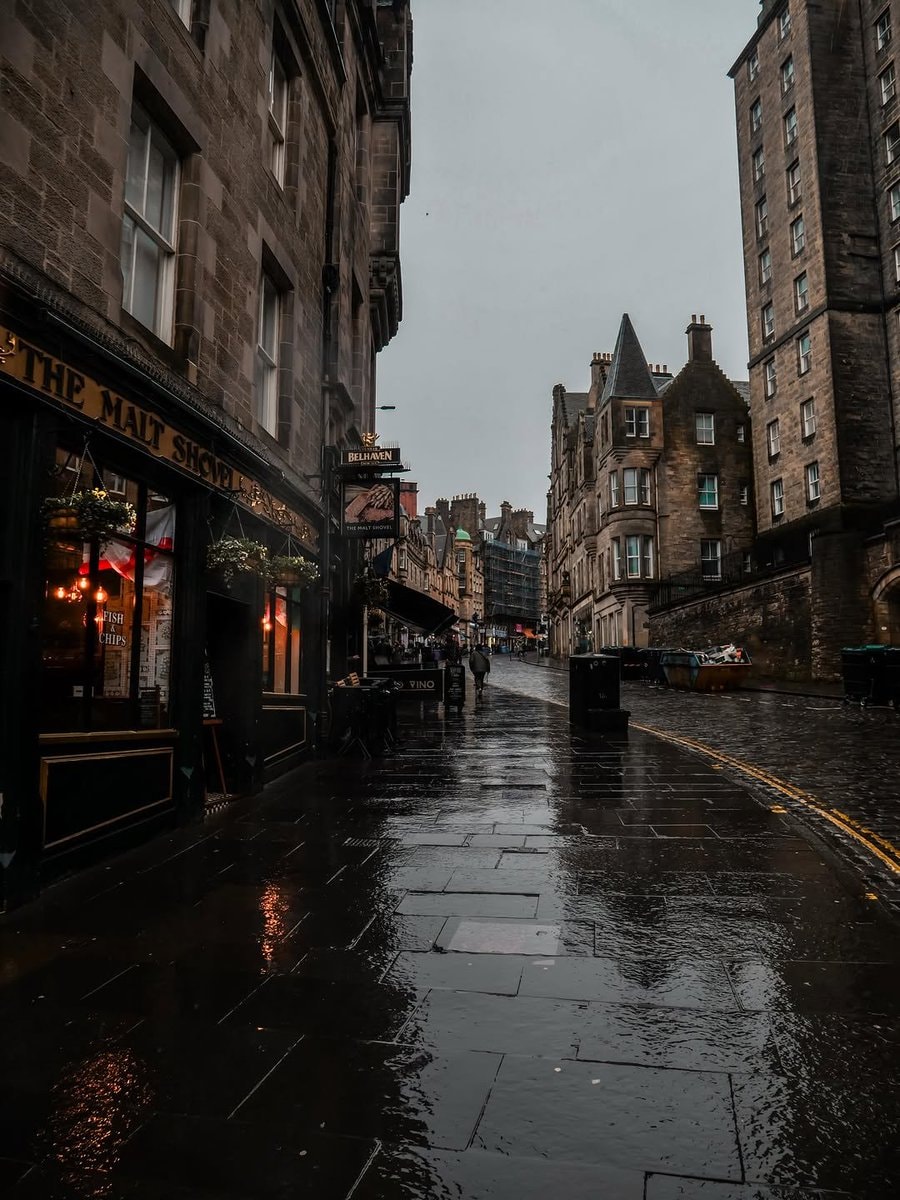 Edinburg Scotland rainy street (photo 2 of 4)