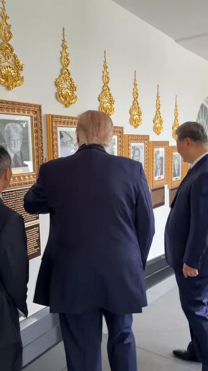 Trump and Xi tour Presidential Walk of Fame