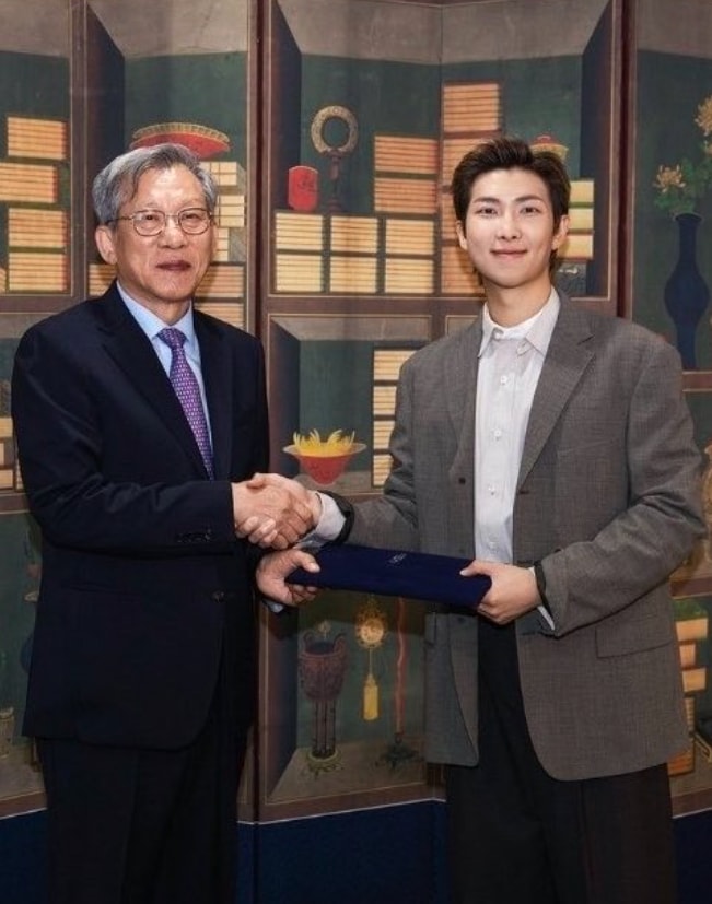 RM donation to National Museum of Korea (photo 2 of 2)