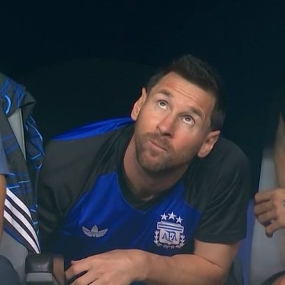 Messi surprised by crowd in Argentina vs Jordan (photo 2 of 2)