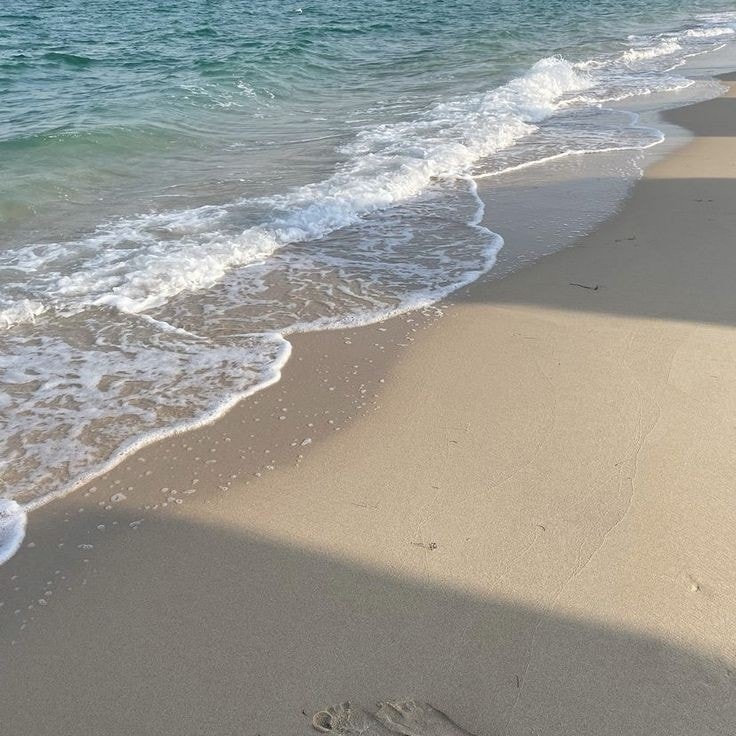 Serene beach waves (photo 4 of 4)