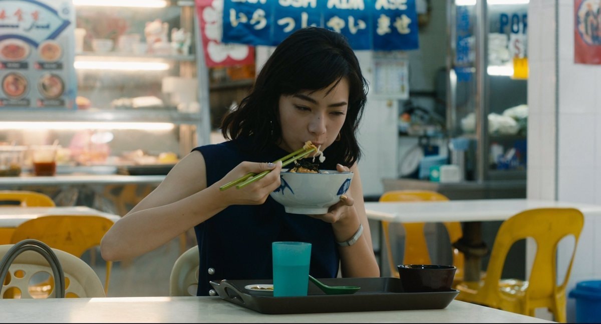 Nana Komatsu eating alone (photo 3 of 4)