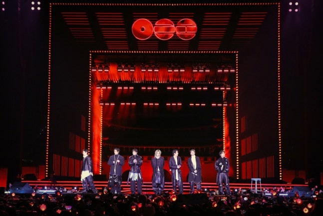 Crowd scenes from BTS event in Gwanghwamun (photo 2 of 2)