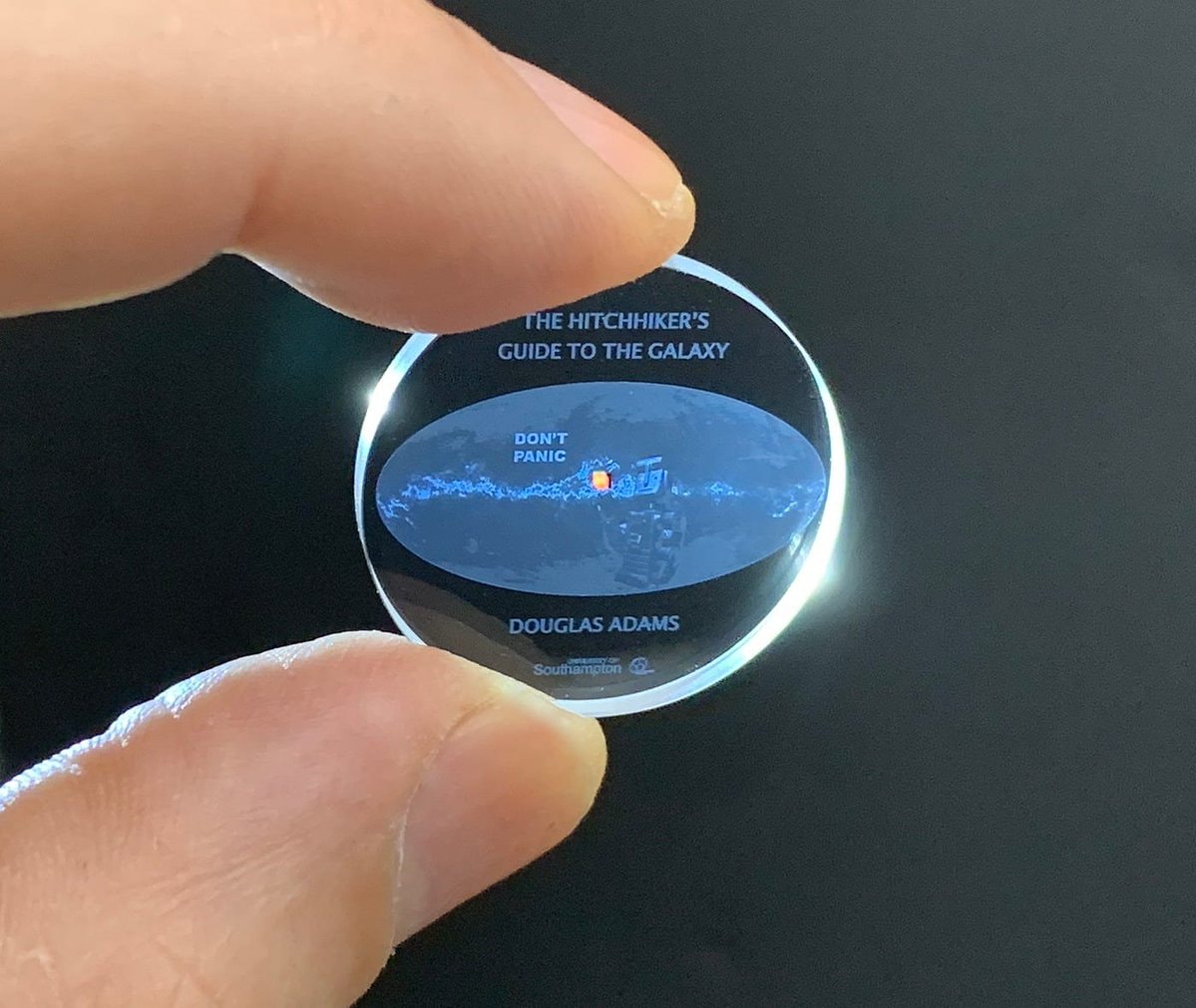 Scientists 360TB glass disc lasts billions of years (photo 2 of 2)