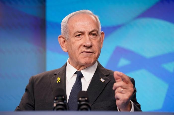 Netanyahu addresses crowd amid Haaretz controversy