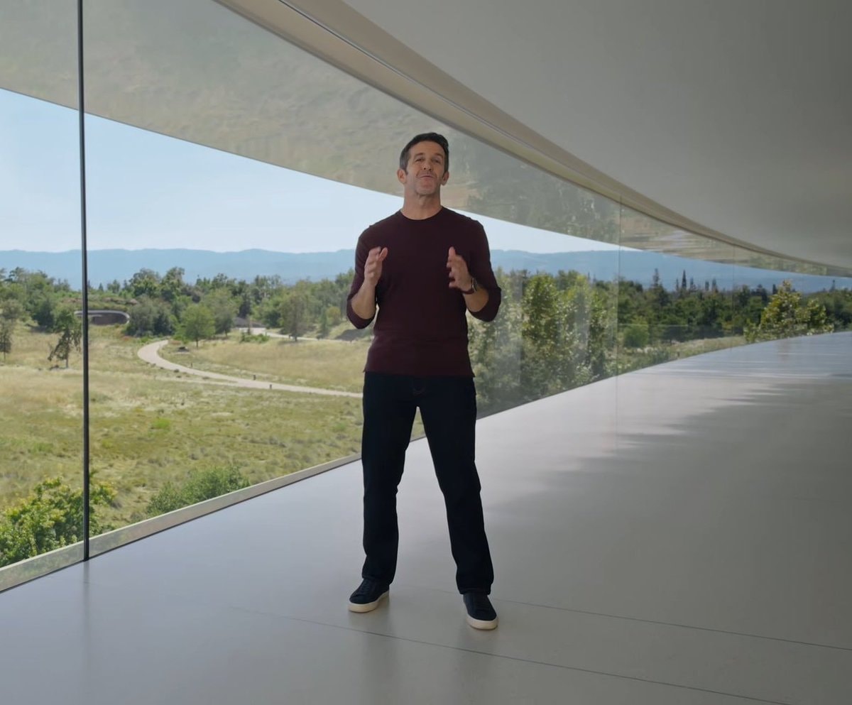 Tim Cook introduces John Ternus (photo 2 of 2)