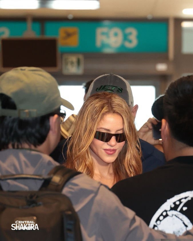 Shakira Madrid residency arrival (photo 3 of 4) Shakira Madrid residency arrival (photo 3 of 4)