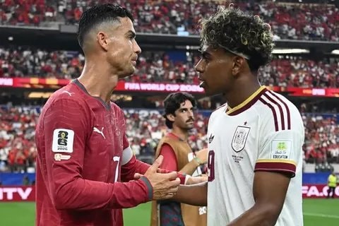 Yamal comforts Ronaldo after World Cup loss (photo 1 of 2)