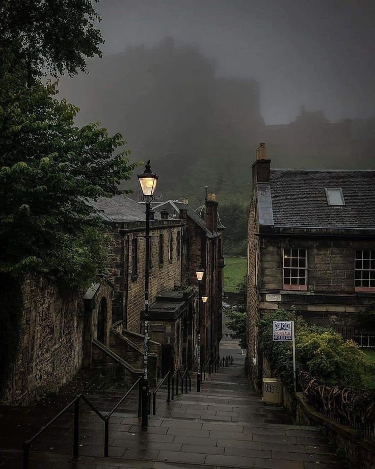 Edinburgh under clouds (photo 3 of 4)