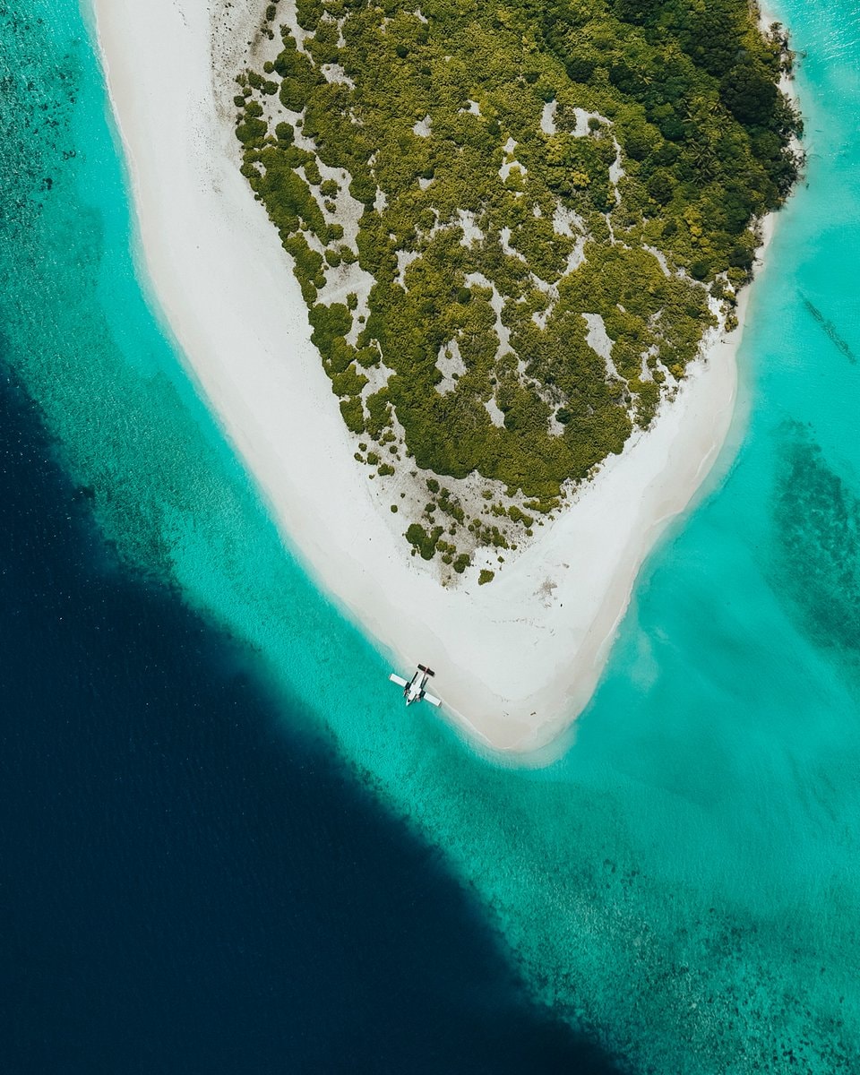 Maldives island resort turquoise water (photo 2 of 4)