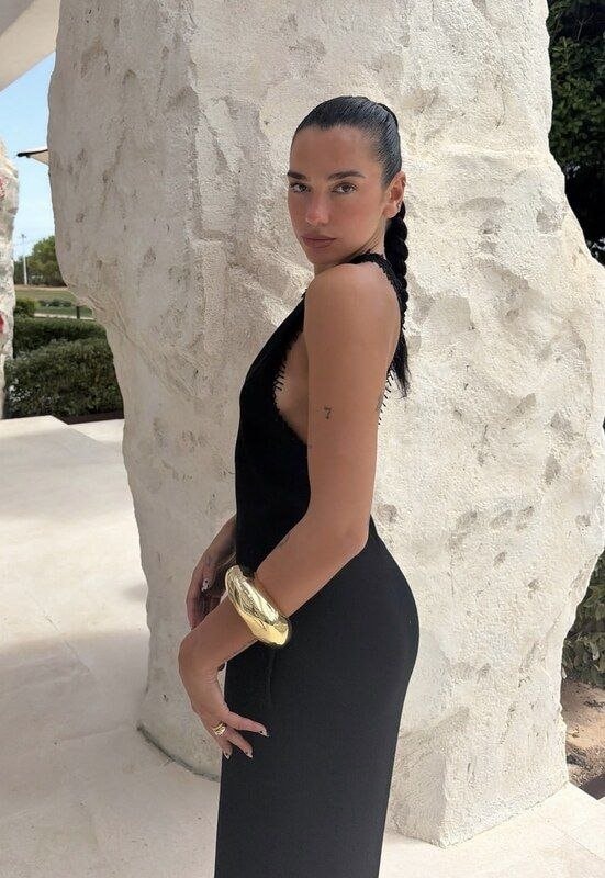 Dua Lipa summer elegance (photo 2 of 4)