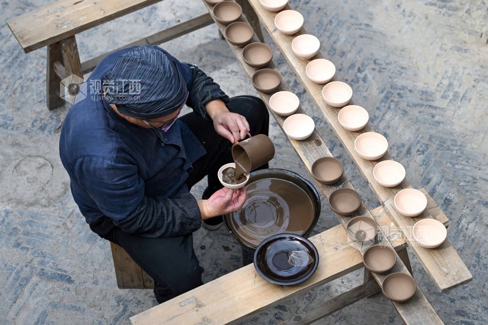 Jiangxi folk artists carving wood (photo 3 of 4)