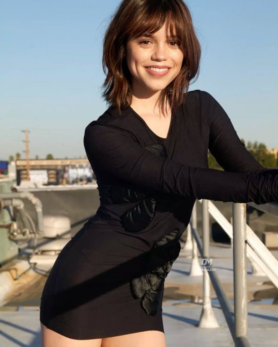 Jenna Ortega posing (photo 2 of 2) Jenna Ortega posing (photo 2 of 2)