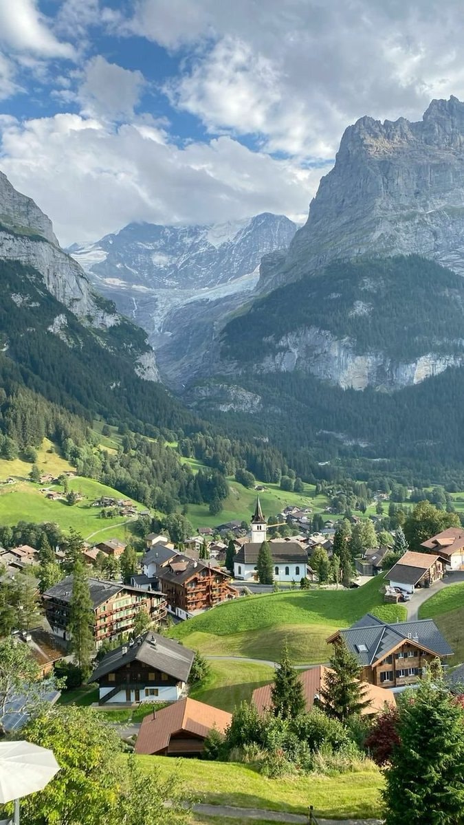 Switzerland lake castle (photo 2 of 4)