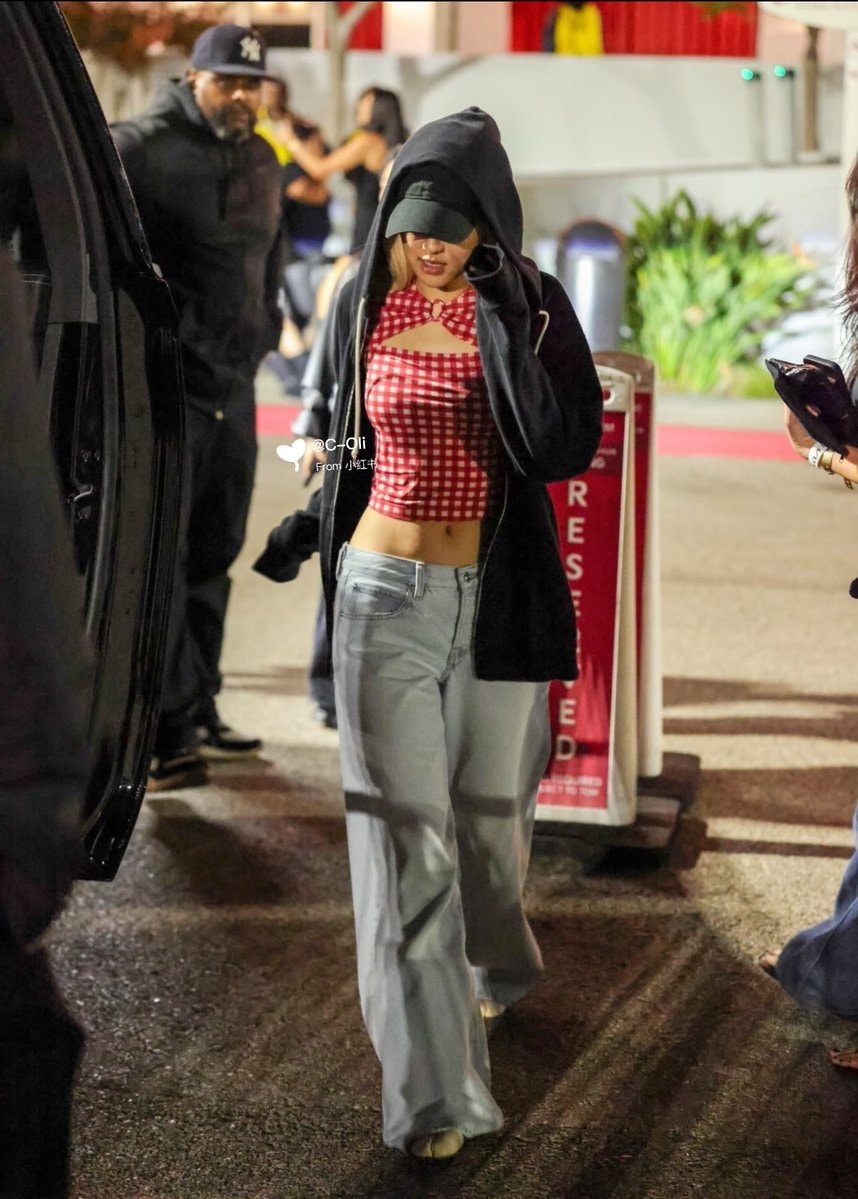 Rosé at Ariana Grande concert LA (photo 1 of 2)