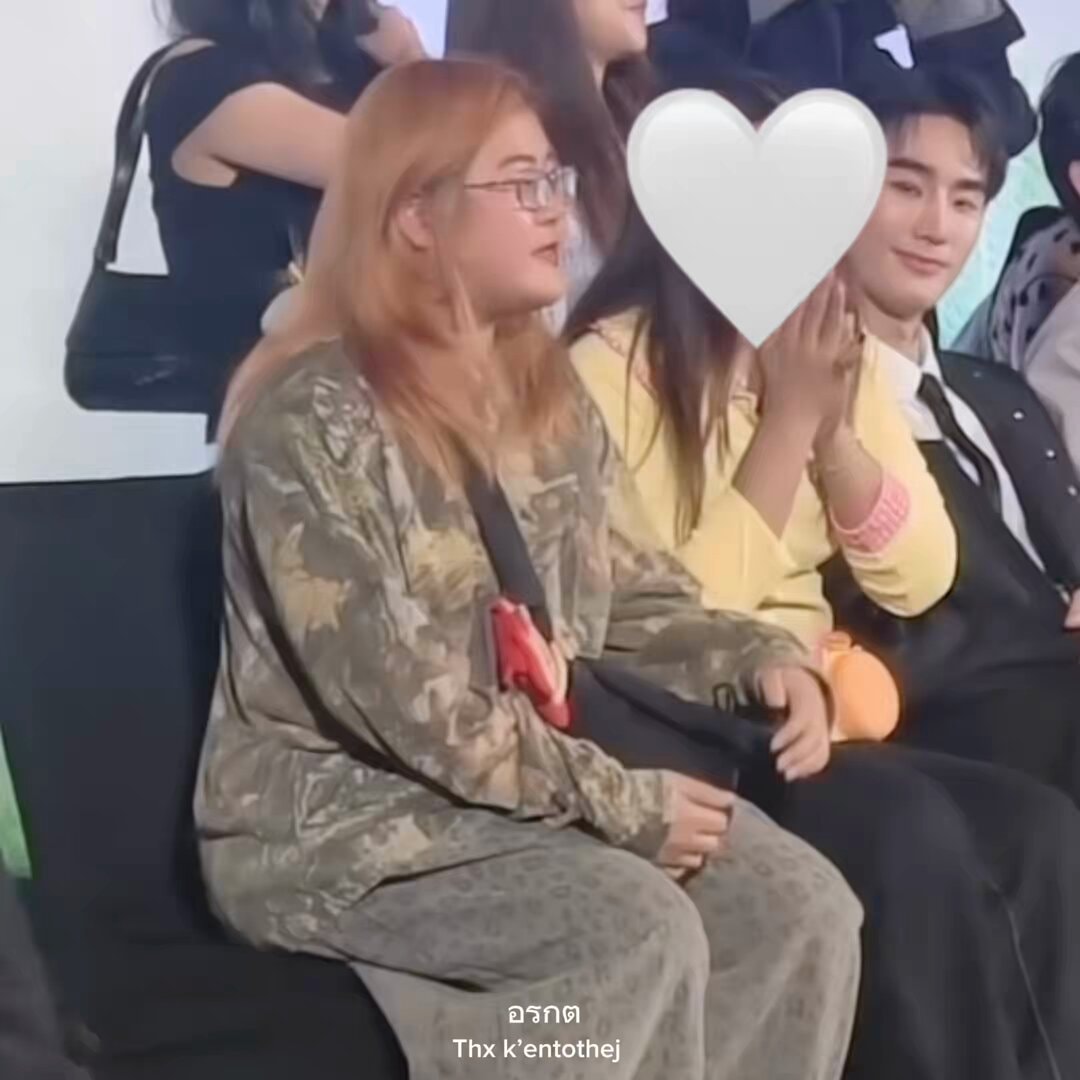Force Jiratchapong includes fan in group photo
