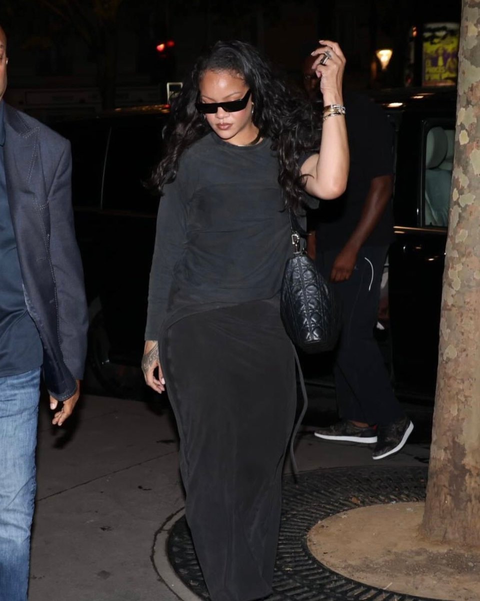 Rihanna last night (photo 2 of 3)