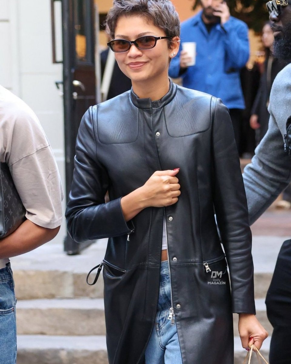 Zendaya street style moment (photo 2 of 2)