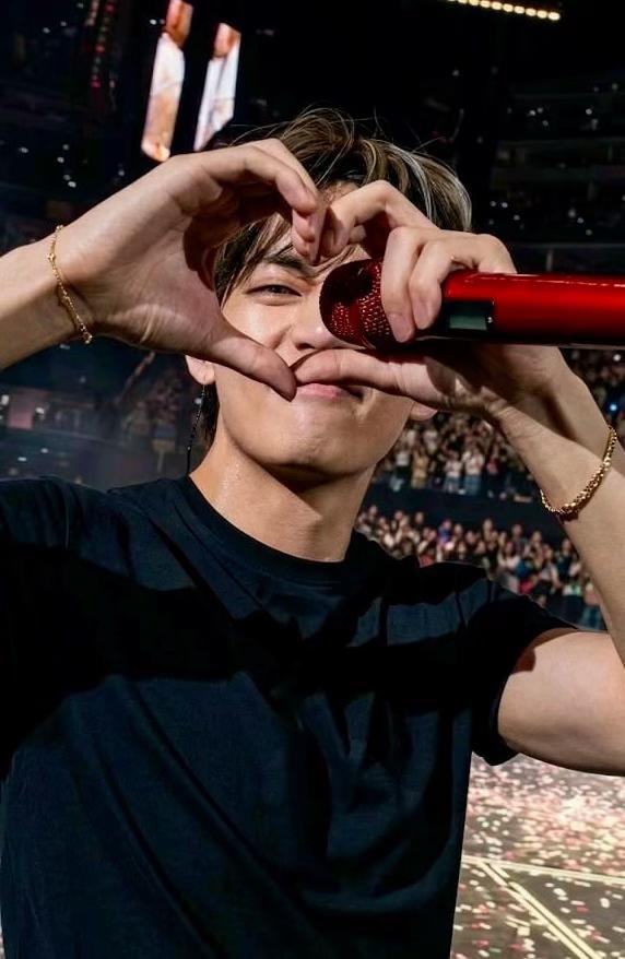 taehyung heart hands moment