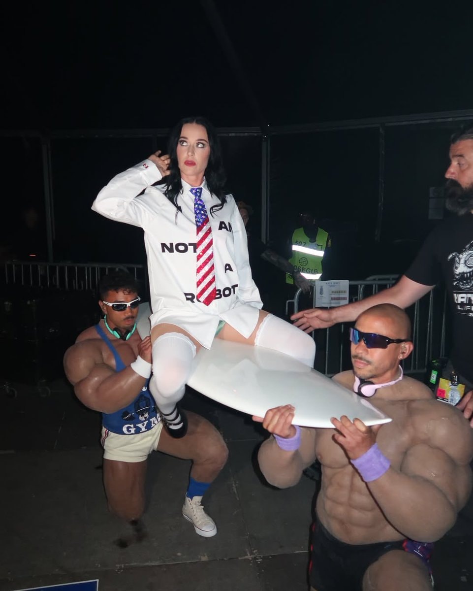 Katy Perry Out Of Office Tour Malahide Castle Dublin (photo 2 of 2)