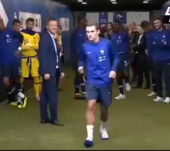 Griezmann France training tunnel