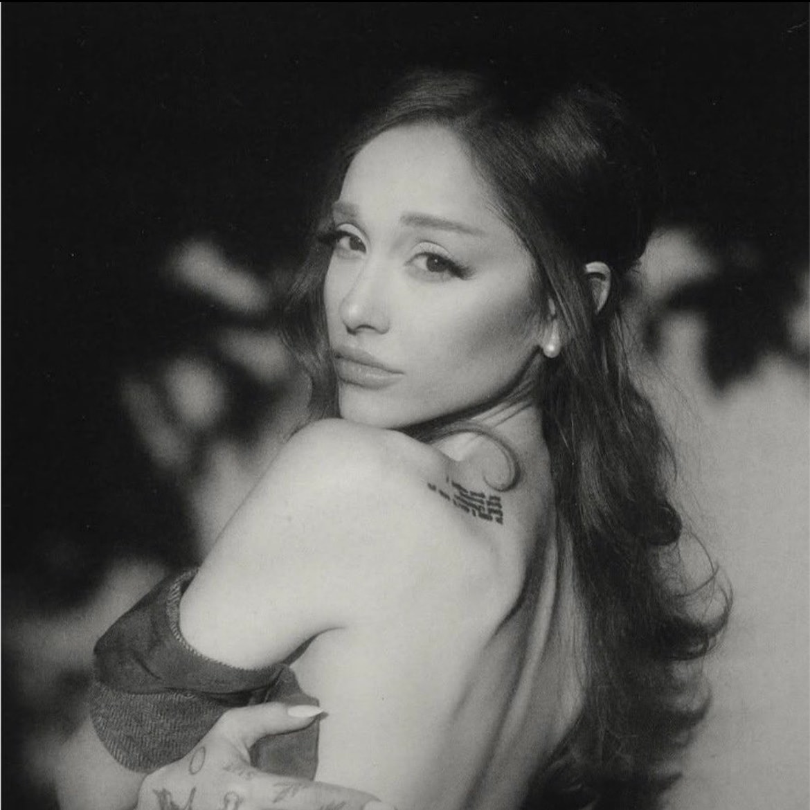 Ariana Grande petal Apple Music Global top 10 (photo 2 of 2)