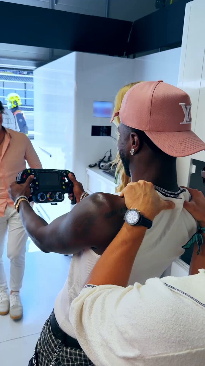 Gabriel Bortoleto explains F1 steering wheel to Vinicius Júnior