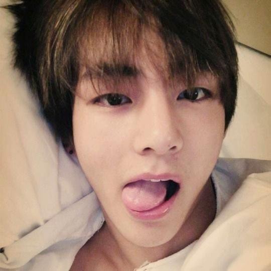 Kim Taehyung playful (photo 2 of 4)