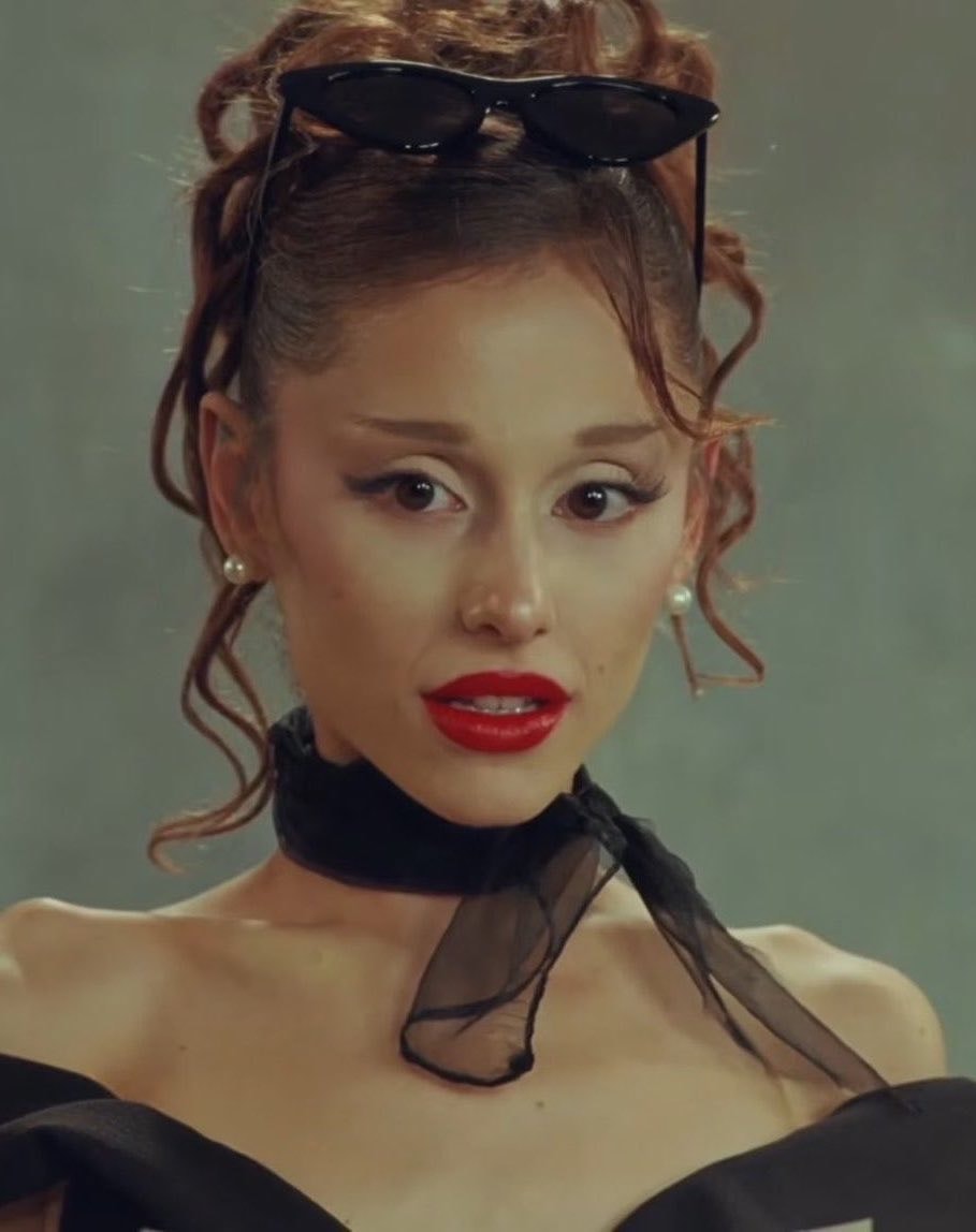 Ariana Grande petal Spotify milestone (photo 1 of 2)