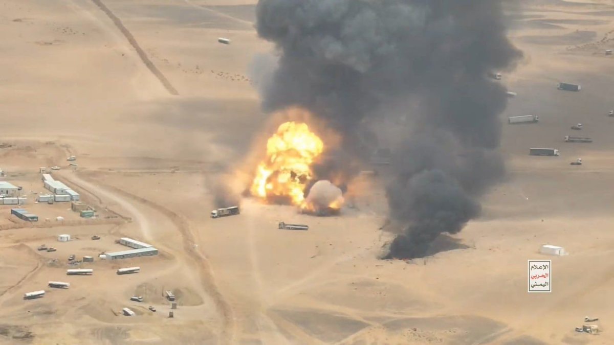 Houthi missile strike on Saudi supply convoy (photo 2 of 3)