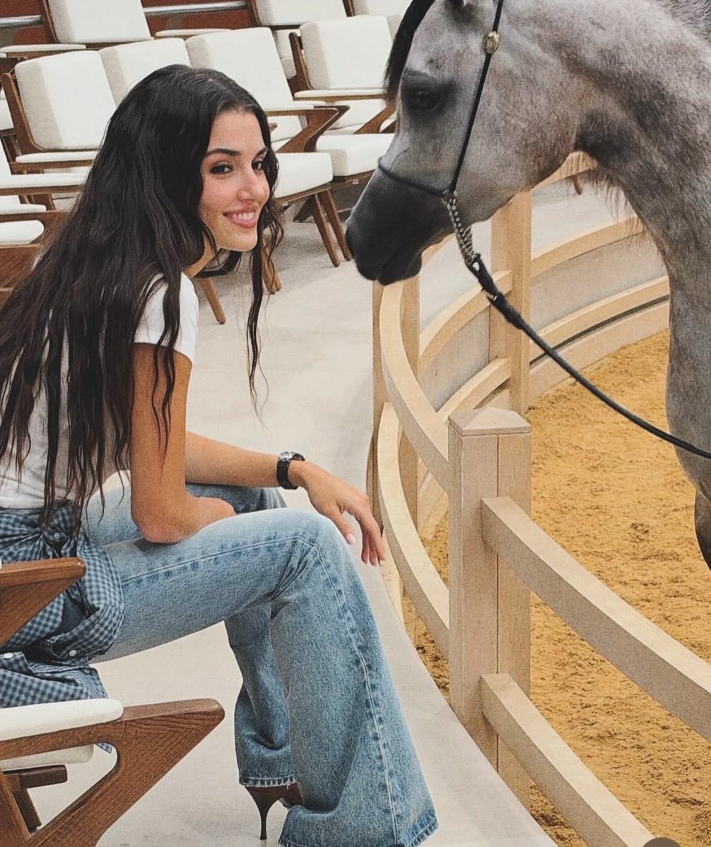 Hande Erçel outfit breakdown (photo 2 of 2)