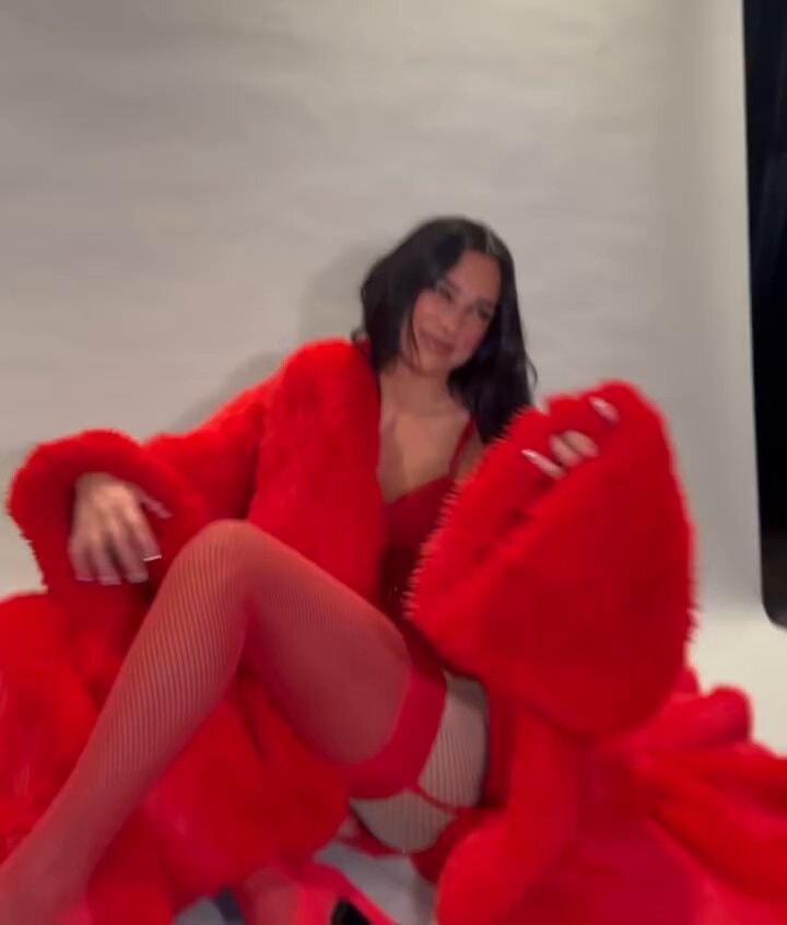 Dua Lipa red fur photoshoot blooper Dua Lipa red fur photoshoot blooper
