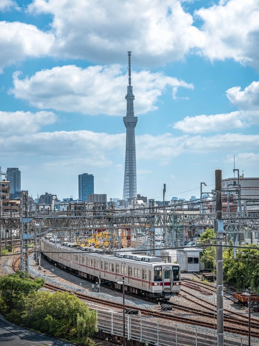 Tokyo elevated train intersection (photo 2 of 3)