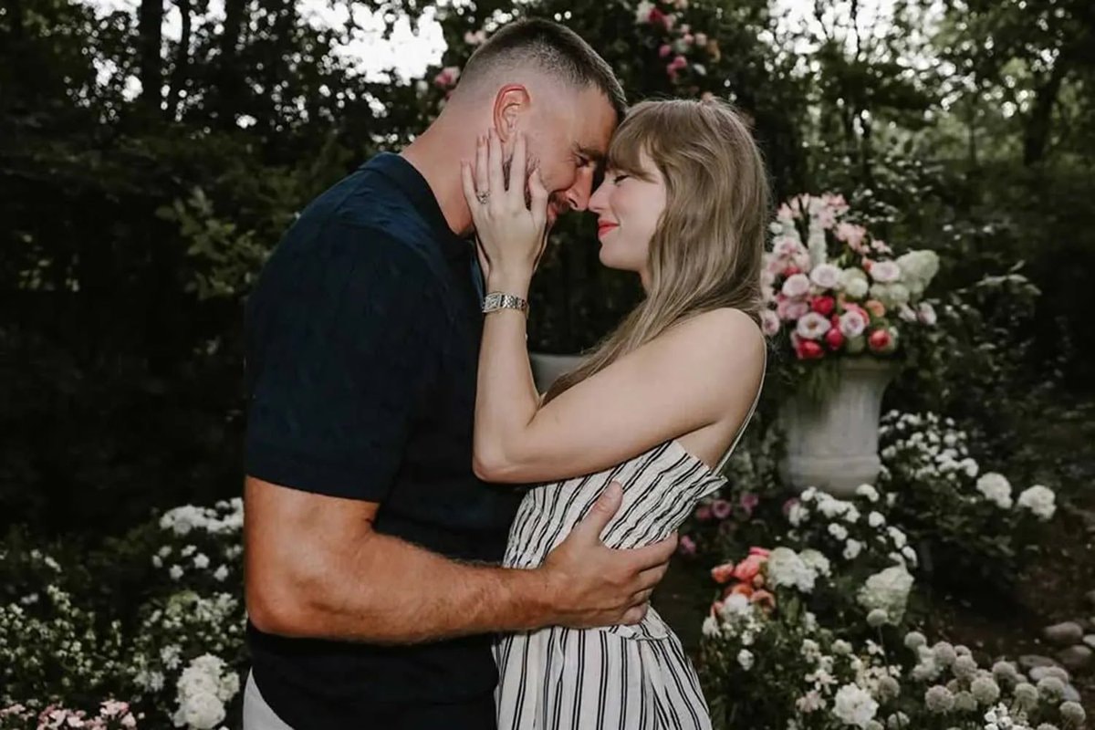 Dakota Johnson on Taylor Swift and Travis Kelce (photo 2 of 2)