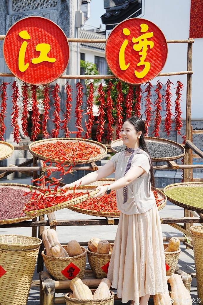 Wuyuan autumn rooftop drying (photo 1 of 4)
