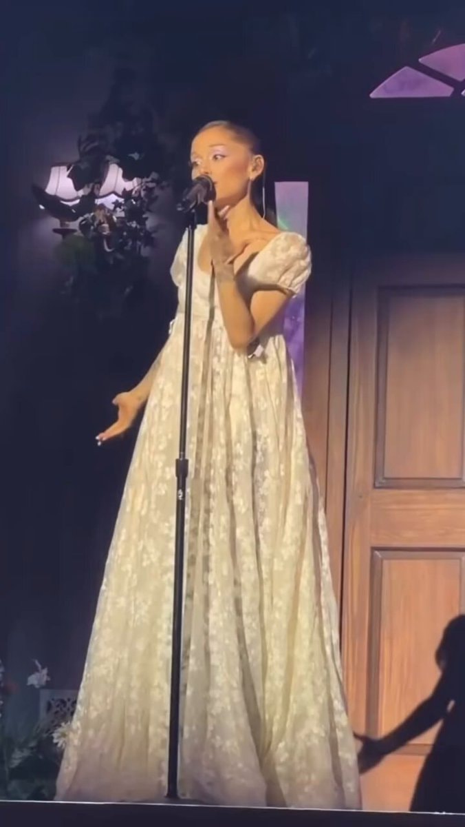 Ariana Grande bad thing bunny hop London