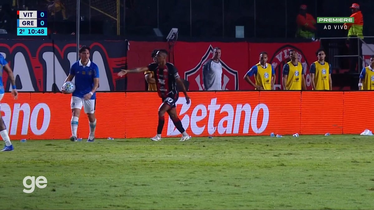 Grêmio vs Vitória red card dispute