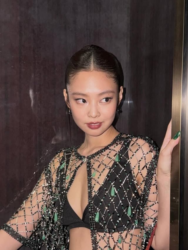 Jennie Dazed Korea Interview (photo 1 of 2)